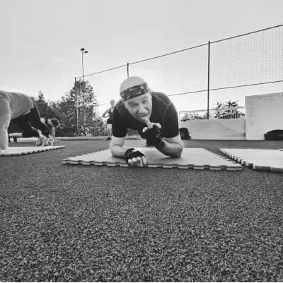 planking na venkovním hřišti